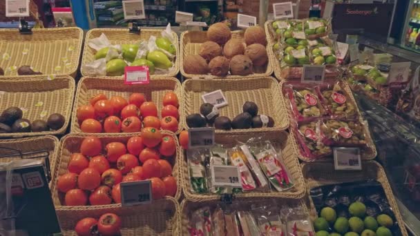 ボン,ドイツ- 2019年12月14日:ボンのPOVビューでREWEスーパーマーケットのインテリアショット.棚の上の果物を見て — ストック動画