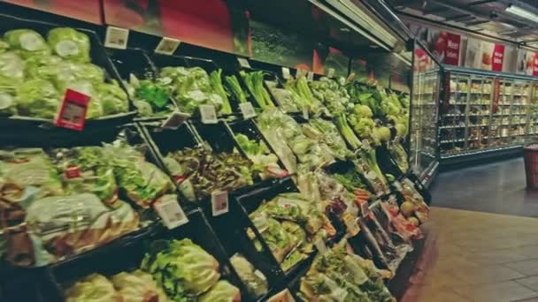 Bonn, Duitsland - 14 december 2019: binnenopname van supermarkt Rewe in Bonn Pov view. Gezond eten van groenten in de schappen — Stockvideo