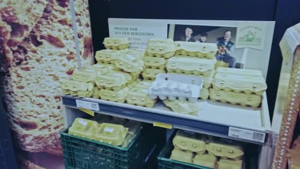 Bonn, Germania - 14 dicembre 2019: interni del supermercato REWE a Bonn POV view. Un sacco di pacchetti di uova sugli scaffali — Video Stock