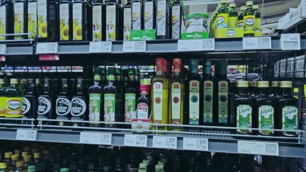 Bonn, Németország - 2019. december 14.: a REWE szupermarket belső fotója Bonn POV nézetben. Sokféle növényi olaj áll a polcokon - kókusz, repce, tök és mások — Stock videók