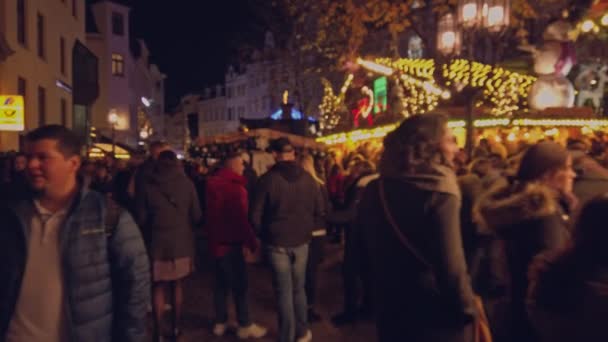 Bonn Německo, 23. prosince 2019: Vánoční trh. Spousta lidí chodí kolem zpomaleně. — Stock video