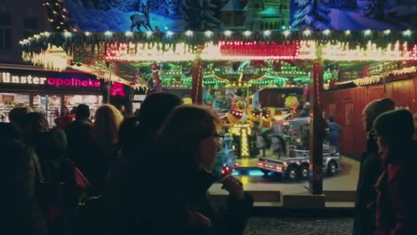 ボンドイツ, 2019年12月23日:クリスマスマーケット。多くの人がゆっくりと動き回る — ストック動画