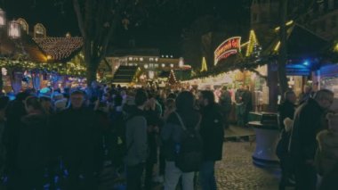 Bonn Almanya, 23 Aralık 2019: Centralplatz 'da Noel pazarı. Birçok insan ağır çekimde dolaşır.