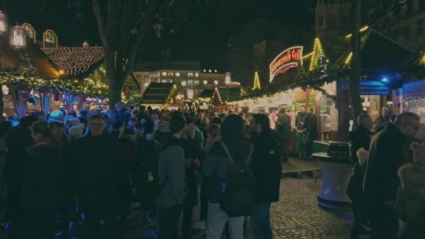 Bonn Germany, 23 Dez 2019: Mercado de Natal em centralplatz. Muita gente anda em câmara lenta. — Vídeo de Stock