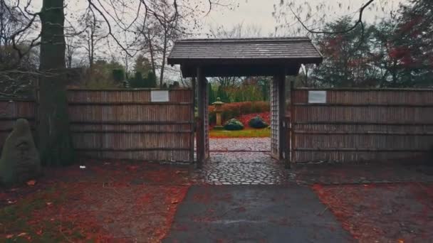 Tourist enters traditional gate of Japanese garden — Stockvideo