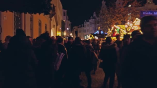 Bonn Germany, 23 Δεκεμβρίου 2019: Χριστουγεννιάτικη αγορά. Πολλοί άνθρωποι πηγαίνουν γύρω από αργή κίνηση — Αρχείο Βίντεο
