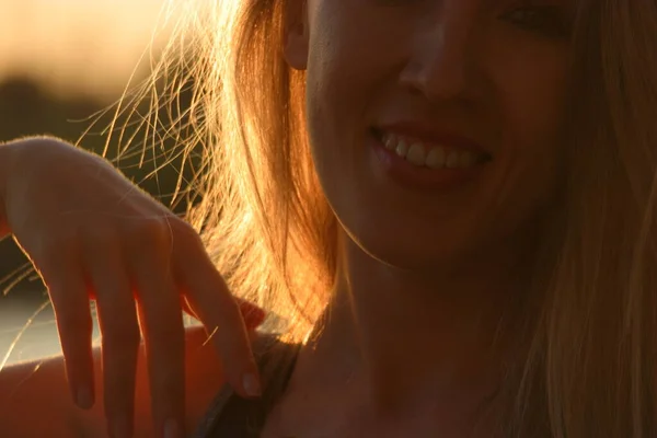笑顔の女性の顔の一部。恍惚とした感情をバックライト. — ストック写真