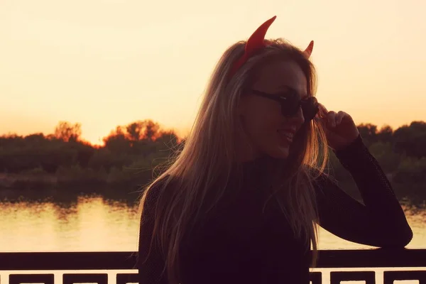 Güneş Gözlüklü Seksi Sarışın Kadın Günbatımı Arka Planındaki Şeytan Gibi — Stok fotoğraf