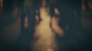 Yavaş çekimde dans eden birçok çiftin bulanık siluetleri