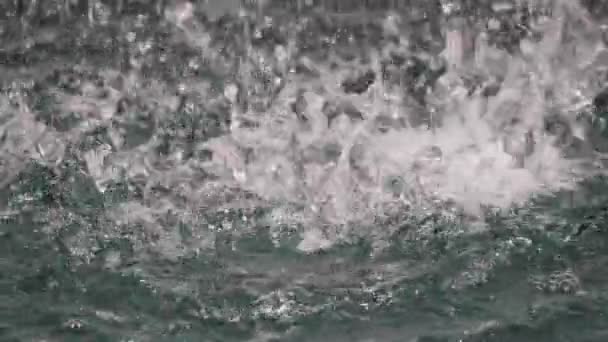 Das Wasser im Brunnen kocht stark. Fallender Wasserstrahl erregt die Oberfläche — Stockvideo