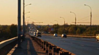 Gündüz trafiğini aşın. Bulanık arabalar yol boyunca ilerliyor.