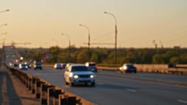 Rusya 'nın Astrakhan kentindeki üst geçitte gündüz trafiği bulanıklaştı.