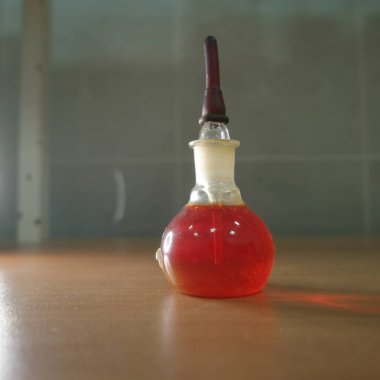 Küçük şişe, reaktörü ölçmek için bir pipetle donatılmıştır..