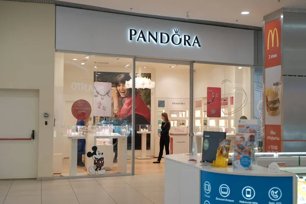 Astrakhan Rússia Fevereiro 2018 Jóias Pandora Loja Grande Shopping — Fotografia de Stock