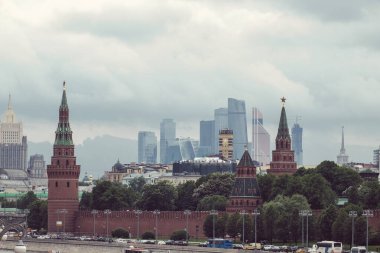 Moskova Rusya 20 Mayıs 2018: Moskova-Şehir İş Binaları Önünde Moskova Kremlin. Kremlin, Rusya 'nın kalbidir..