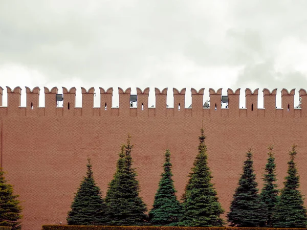 いくつかの松の木の前に赤モスクワクレムリンの壁 — ストック写真