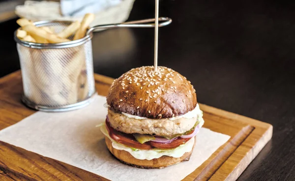 Čerstvý Kuřecí Burger Podávaný Řezací Desce Papíře Hranolkami — Stock fotografie