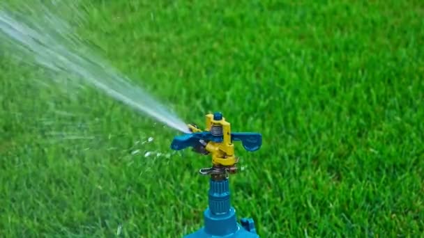 工作花园洒水装置的缓慢运动 — 图库视频影像