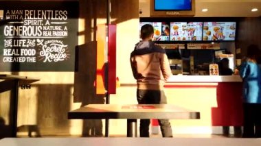 Astrakhan, Rusya - 23 Ekim 2020: KFC fast-food sayacı ve insanlar zaman ayarlı. KFC çok popüler bir fast-food markasıdır..