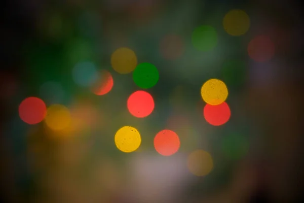 Unscharfer Hintergrund Der Defokussierten Weihnachtsbeleuchtung Weihnachtsbaum Voller Grüner Nebelschwaden — Stockfoto
