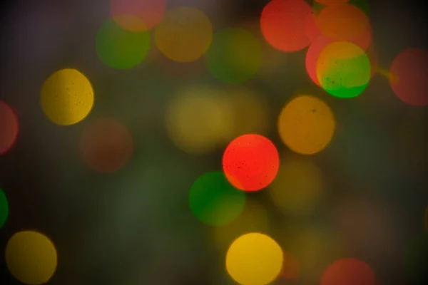 Verschwommener Hintergrund Heller Weihnachtsgirlanden Weihnachtsbaum Voller Grüner Nebelschwaden — Stockfoto