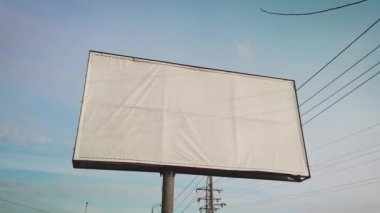 Yol kenarındaki boş beyaz reklam afişi.