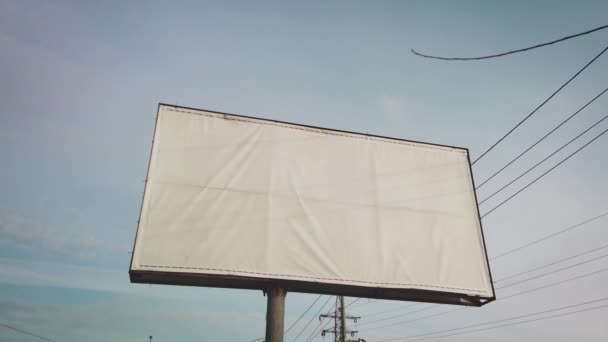 Papan iklan pinggir jalan. Papan iklan kosong untuk kampanye iklan luar ruangan — Stok Video