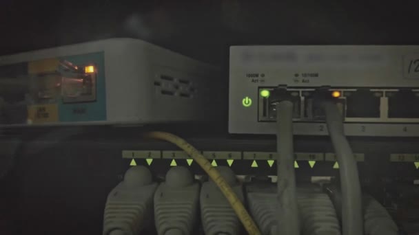 Setacciare il computer in un rack nel piccolo data center con router aggiuntivi in cima. Server montati su rack. Server di primo piano. Commutatore con luci lampeggianti. — Video Stock