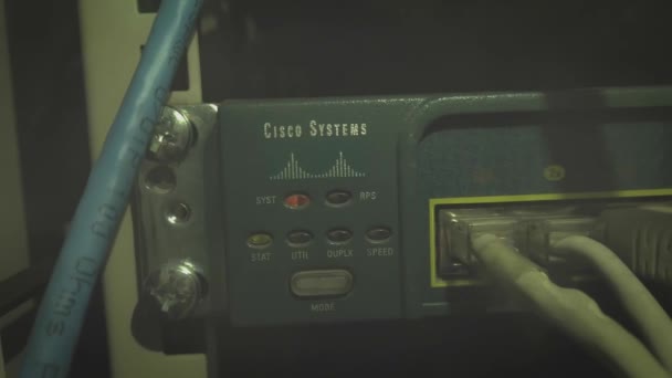 Astrakhan, Rusia - 01 ene. 2021: Cisco System router está funcionando — Vídeo de stock