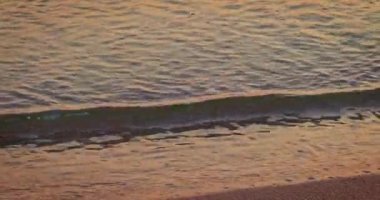 Azov Denizi 'nde gün batımı harika bir deniz manzarası sakin dalgalar üzerinde altın yansıması