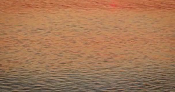 Ruhige See mit Sonnenuntergang über der Wasseroberfläche. Blick auf den Ozean bei Sonnenuntergang. Ruhige Meereslandschaft. — Stockvideo