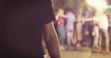 Açık hava şenliğinde dans eden tutkulu bir bachata. Turistler ve yerliler sıcak bir akşamda Latin-Amerikan sosyal danslarının ateşli ritmleriyle eğleniyorlar.