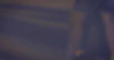 Karayipler, sıcak yaz akşamında sokakta dans eden çiftler. Bulanık çiftler bachata dansı. Odaklanamayan insanlar geceleri samba yapar.