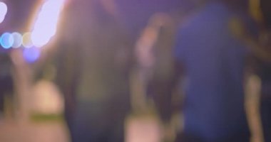 Sıcak bir yaz akşamında sokakta açık havada bedava salsa dersleri. Astrakhan Rusya 'sında turistler ve yerel halk için açık hava şenliği.