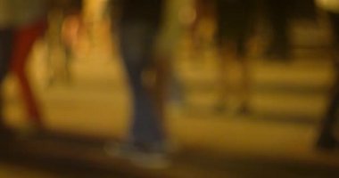 Rusya 'nın Astrakhan şehrinde bir açık hava etkinliğinde genç erkek ve bayanlardan oluşan bir sürü ateşli çift salsa yapıyor..