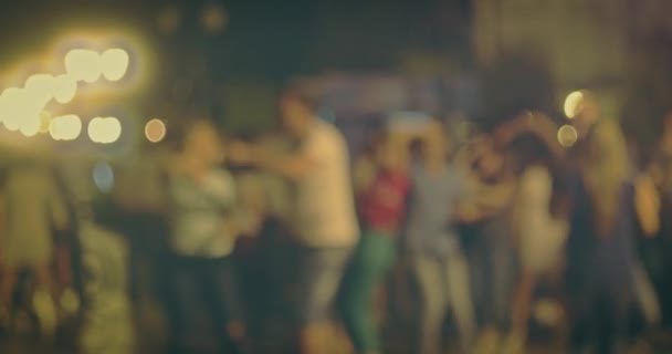 Tanzfiesta in der Nacht. Viele Paare tanzen lateinamerikanische Gesellschaftstänze. — Stockvideo
