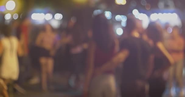 A passionate cuban dance salsa dancing in the central embamkment of Volga-river in Astrakhan, Russia. Tourists and locals enjoy themselves to the hot rhythms of latin-american dances — Stock Video