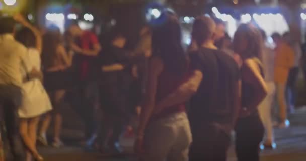 Kizomba, bachata or samba fiesta. Couples social dance on open air event or party. Open-air free samba dance lessons in the park on a very hot summer evening. Open air fiesta for tourists and locals in Astrakhan Russia. — Stock Video