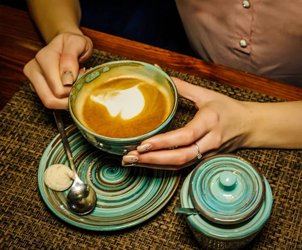 Lady Segurando Xícara Café Leite Café Sobre Sourcer Com Colher — Fotografia de Stock