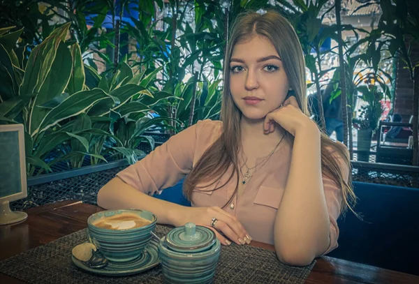 Trevlig Dam Sitter Cafeterian Med Mjölkkaffe Med Skum Toppen Serveras — Stockfoto