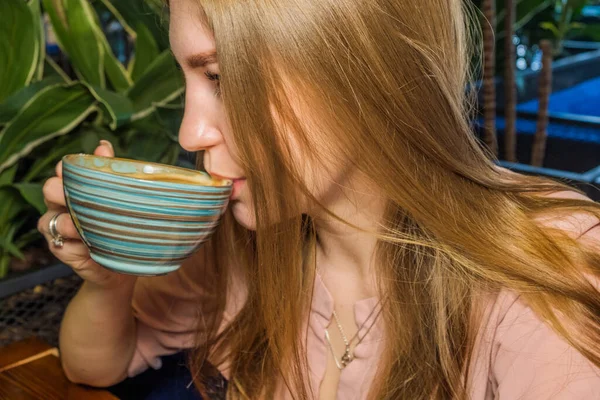 Zijaanzicht Van Mooie Dame Blond Haar Drinken Uit Kopje Koffie — Stockfoto