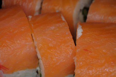 Makro deniz mahsulü. Tuzlu somon parçalarıyla kaplı pirinç ruloları. Suşi Rusya 'da votka şat için tapas kadar popülerdir..