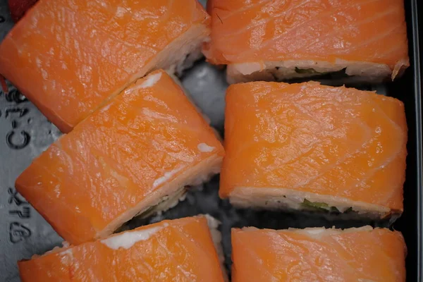 Rollos Arroz Cubiertos Con Trozos Salmón Salado Por Encima Vista — Foto de Stock