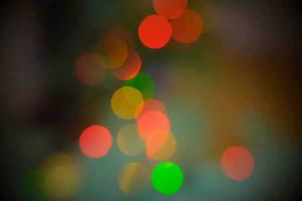 Nebelschwaden Defokussierten Weihnachtslichter Viele Lichterketten Vor Buntem Hintergrund — Stockfoto