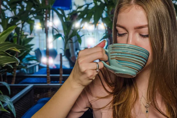 Blond Harige Dame Cafetaria Drinken Uit Kopje Achtergrond Van Potted — Stockfoto