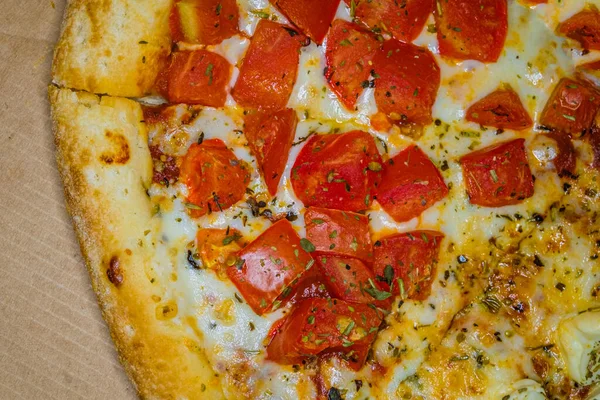 Classic Italian Pizza Tomatoes Cardboard Served Authentic Italian Restaurant — Stock Photo, Image