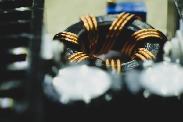 Foto macro da bobina de indução. Base de ferrite envolvida com fio de cobre — Fotografia de Stock
