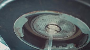 Kahve makinesi temizliği. Su pompasını test ediyorum, makro çekim..