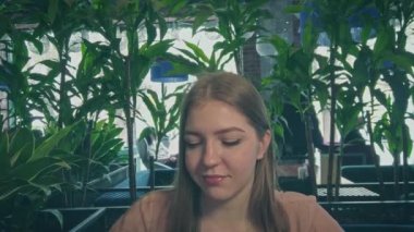 Güzel sarışın bir şey söylüyor ve sonra fincana vuruyor.