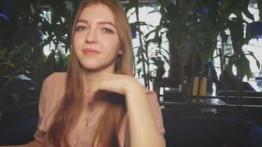 Dudaklarını yalayan ve geriye doğru hareket eden kızın POV portresi, yaşam tarzı ve neşeli insanların konsepti